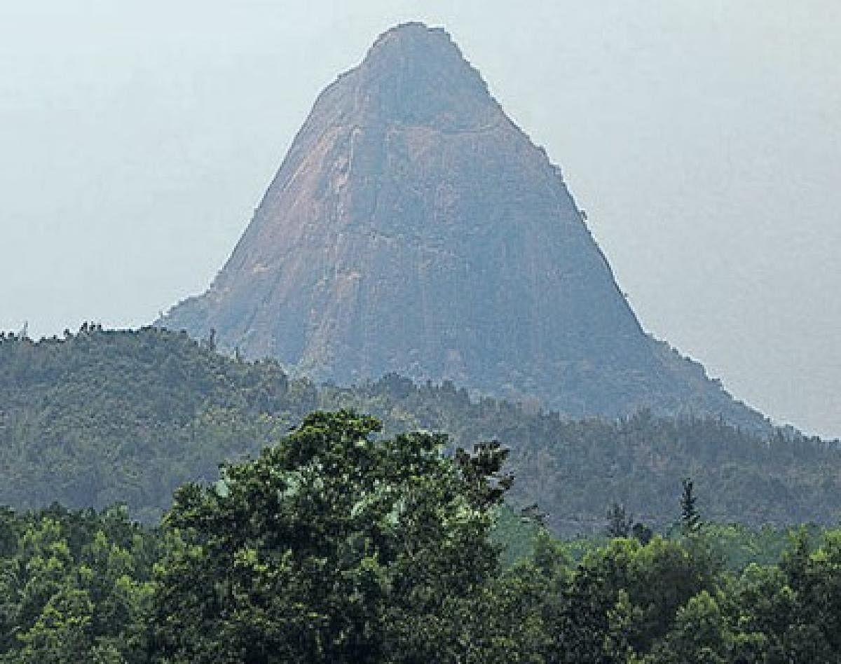 ಚಾರಣ ಪ್ರಿಯರನ್ನು ಕೈ ಬೀಸಿ ಕರೆಯುವ ಗಡಾಯಿಕಲ್ಲು