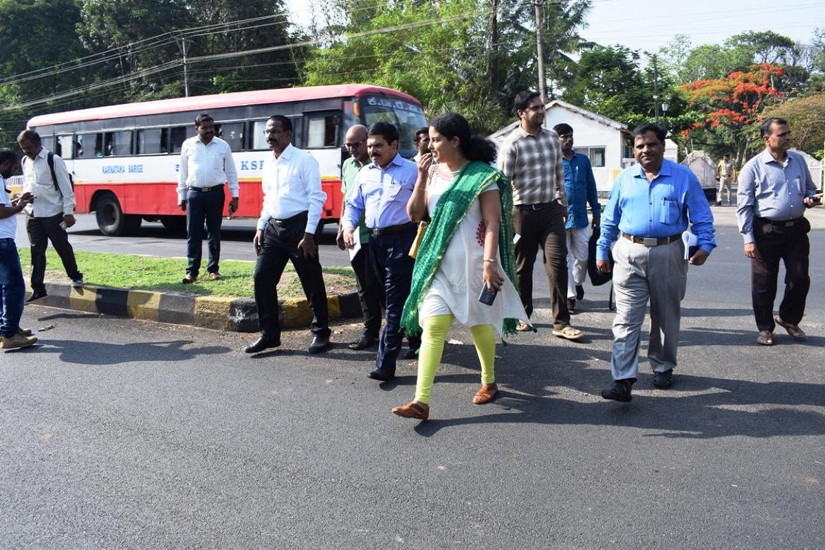 ವಿಶ್ವ ಭೂ ದಿನಕ್ಕೆ ಸಾರ್ವಜನಿಕರಿಂದ ಸ್ಪಂದನೆ;ಕಾಲ್ನಡಿಗೆಯಲ್ಲೇ ಕಚೇರಿಗೆ ಬಂದ ಡಿಸಿ