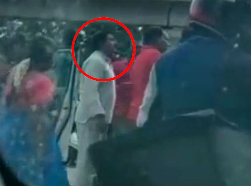 VIDEO| ಚಿತ್ರನಟ ಕೋಮಲ್‌–ವಾಹನ ಸವಾರನ ನಡುವೆ ರಸ್ತೆ ಮಧ್ಯದಲ್ಲೇ ಹೊಡೆದಾಟ