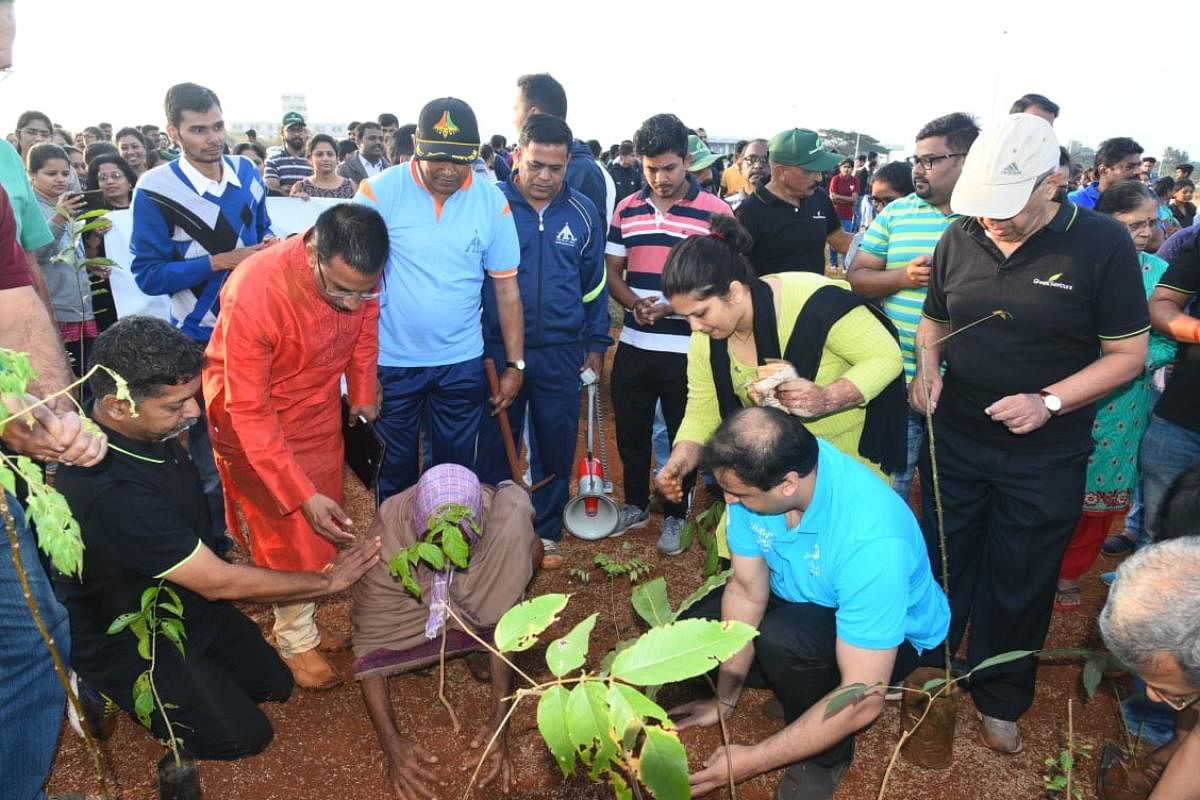 ಬೆಳಗಾವಿ: 2 ತಾಸಿನಲ್ಲಿ 5,100 ಸಸಿ ನೆಟ್ಟರು