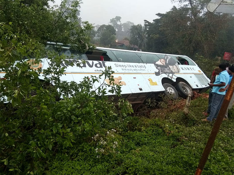 ಪೊನ್ನಂಪೇಟೆ ಬಳಿ ಹಳ್ಳಕ್ಕೆ ಉರುಳಿದ ಐರಾವತ ಬಸ್‌