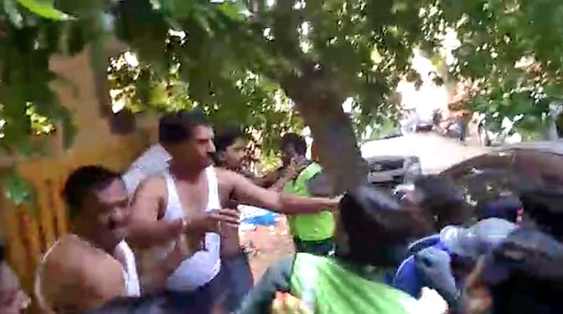 Video | ಘರ್ಷಣೆ: ವೈದ್ಯನಿಗೆ ಪೊರಕೆಯಿಂದ ಹೊಡೆದ ಪೌರಕಾರ್ಮಿಕರು