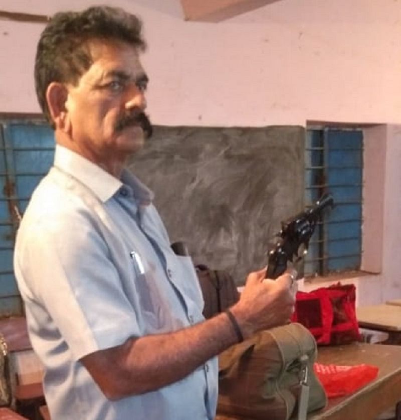 ಬೆಳಗಾವಿ: ರಿವಾಲ್ವಾರ್ ತಂದಿದ್ದ ಮತಗಟ್ಟೆ ಅಧಿಕಾರಿ ಬದಲು