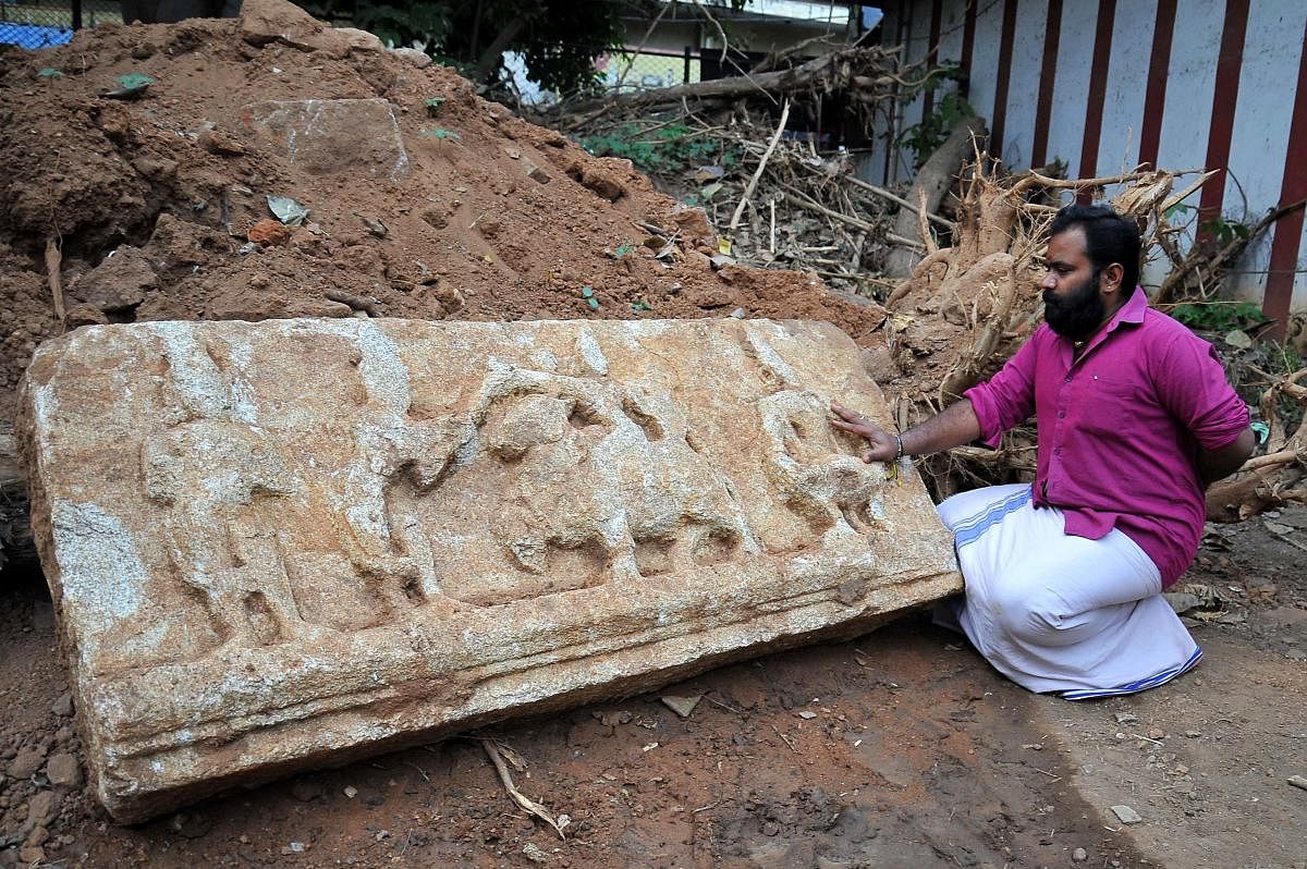 ಕಲಾಸಿಪಾಳ್ಯ: 800 ವರ್ಷ ಹಿಂದಿನ ಶಿಲ್ಪಕಲಾಕೃತಿ–ಫಿರಂಗಿ ಗುಂಡು ಪತ್ತೆ 