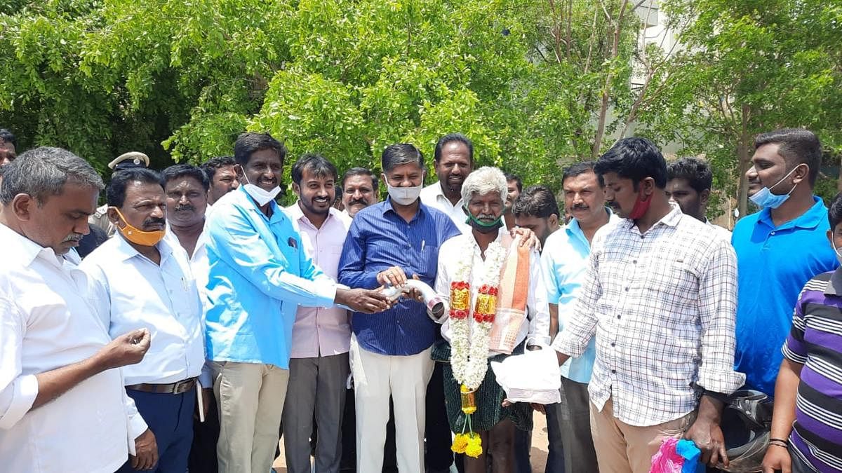 ‘ಫಲಾನುಭವಿಗಳಿಂದ ಹಣ ಪಡೆದರೆ ಕಠಿಣ ಕ್ರಮ’