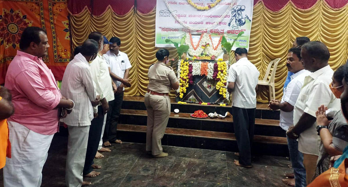 ಚನ್ನಪಟ್ಟಣ: ‘ಗಾಂಧೀಜಿ ತತ್ವಾದರ್ಶ ಪಾಲಿಸಿ’