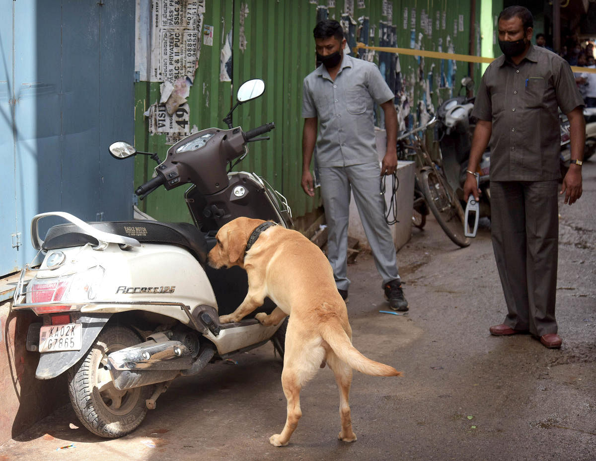 ಬಿವಿಕೆ ಅಯ್ಯಂಗಾರ್ ರಸ್ತೆ: ಅನುಮಾನಾಸ್ಪದ ಸೂಟ್‌ಕೇಸ್‌ಗಳಲ್ಲಿ ಬಟ್ಟೆ ಪತ್ತೆ