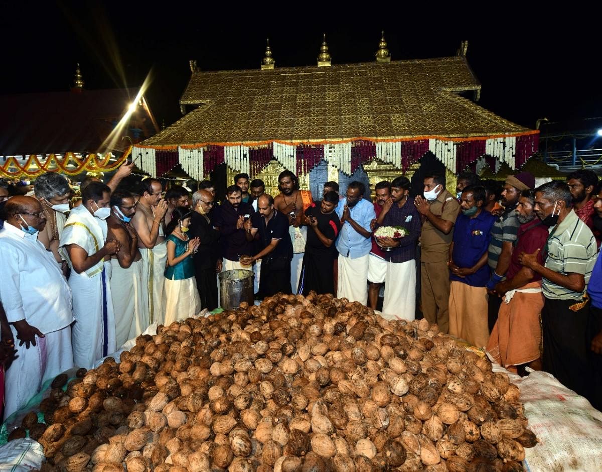 ಶಬರಿಮಲೆ ದೇಗುಲಕ್ಕೆ 18,001 ತುಪ್ಪದ ತೆಂಗಿನಕಾಯಿ ಕೊಡುಗೆ