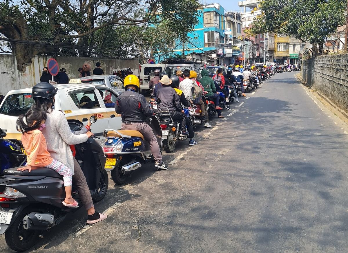 ಮಿಜೋರಾಂ ಟ್ರಾಫಿಕ್‌: ಶಿಸ್ತಲ್ಲಿ ನಿಂತ ವಾಹನಗಳು, 'ಸ್ಫೂರ್ತಿದಾಯಕ'ವೆಂದ ಮಹೀಂದ್ರಾ