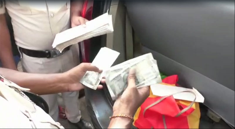 ಮತದಾರರಿಗೆ ಹಂಚಲು ಒಯ್ಯುತ್ತಿದ್ದ ₹ 17.40 ಲಕ್ಷ ವಶ: ಕ್ರಮಕ್ಕೆ ಬಿಜೆಪಿ ಆಗ್ರಹ