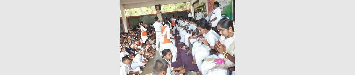 ಬೀದರ್: ವಿದ್ಯಾರ್ಥಿಗಳಿಂದ ಶಿಕ್ಷಕರ ಪಾದಪೂಜೆ