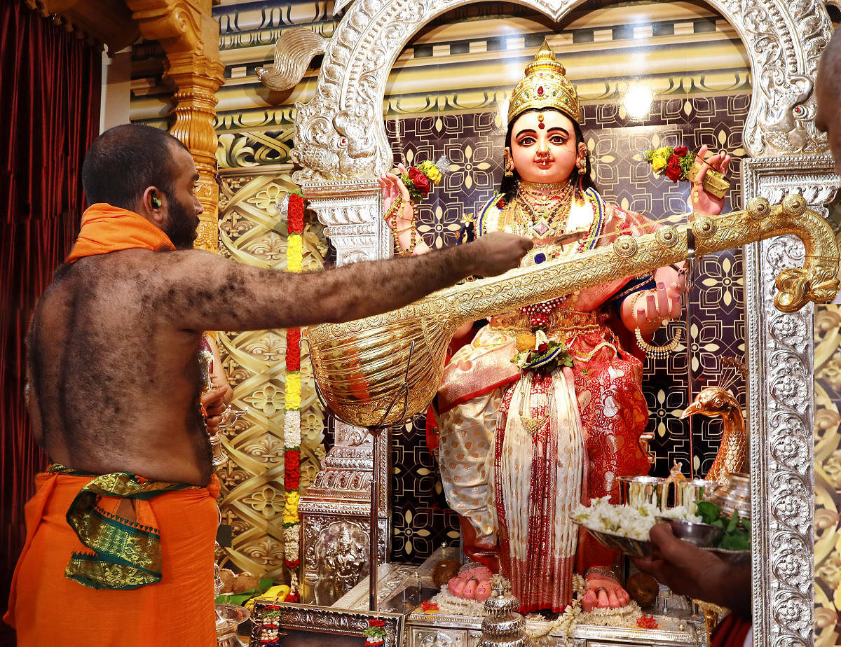 ಮಂಗಳೂರು: ಸ್ವರ್ಣಾಭರಣದಿಂದ ಕಂಗೊಳಿಸುವ ಶಾರದೆ
