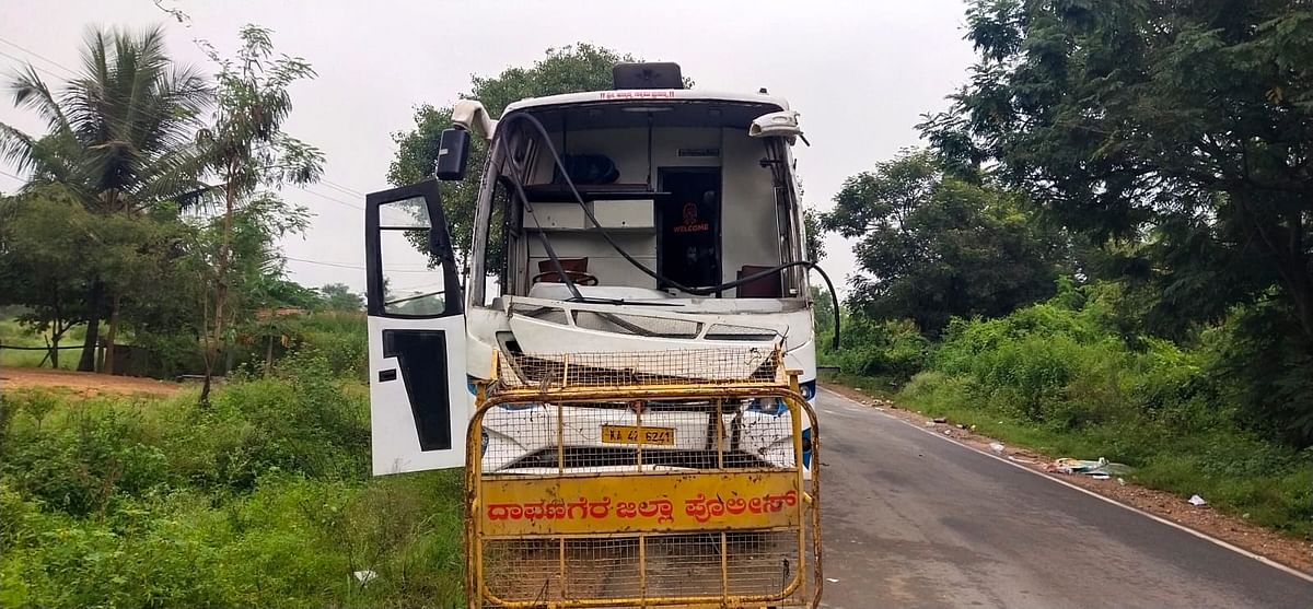 ಹರಪನಹಳ್ಳಿ: ಬೆಂಗಳೂರಿಗೆ ಹೊರಟಿದ್ದ ಖಾಸಗಿ ಬಸ್ ಪಲ್ಟಿ, 16 ಜನರಿಗೆ ಗಾಯ 