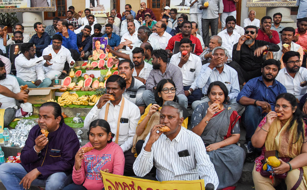 ಬೆಂಗಳೂರು | ಚಂದ್ರಗ್ರಹಣ: ಆಹಾರ ಸೇವಿಸಿ ಜಾಗೃತಿ