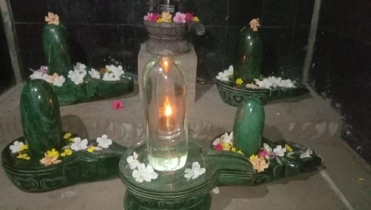 ಮಾನಸ ಸರೋವರದಿಂದ ತರಿಸಿ, ₹1 ಕೋಟಿಯ ಸ್ಫಟಿಕ ಲಿಂಗ ಪ್ರತಿಷ್ಠಾಪನೆ  