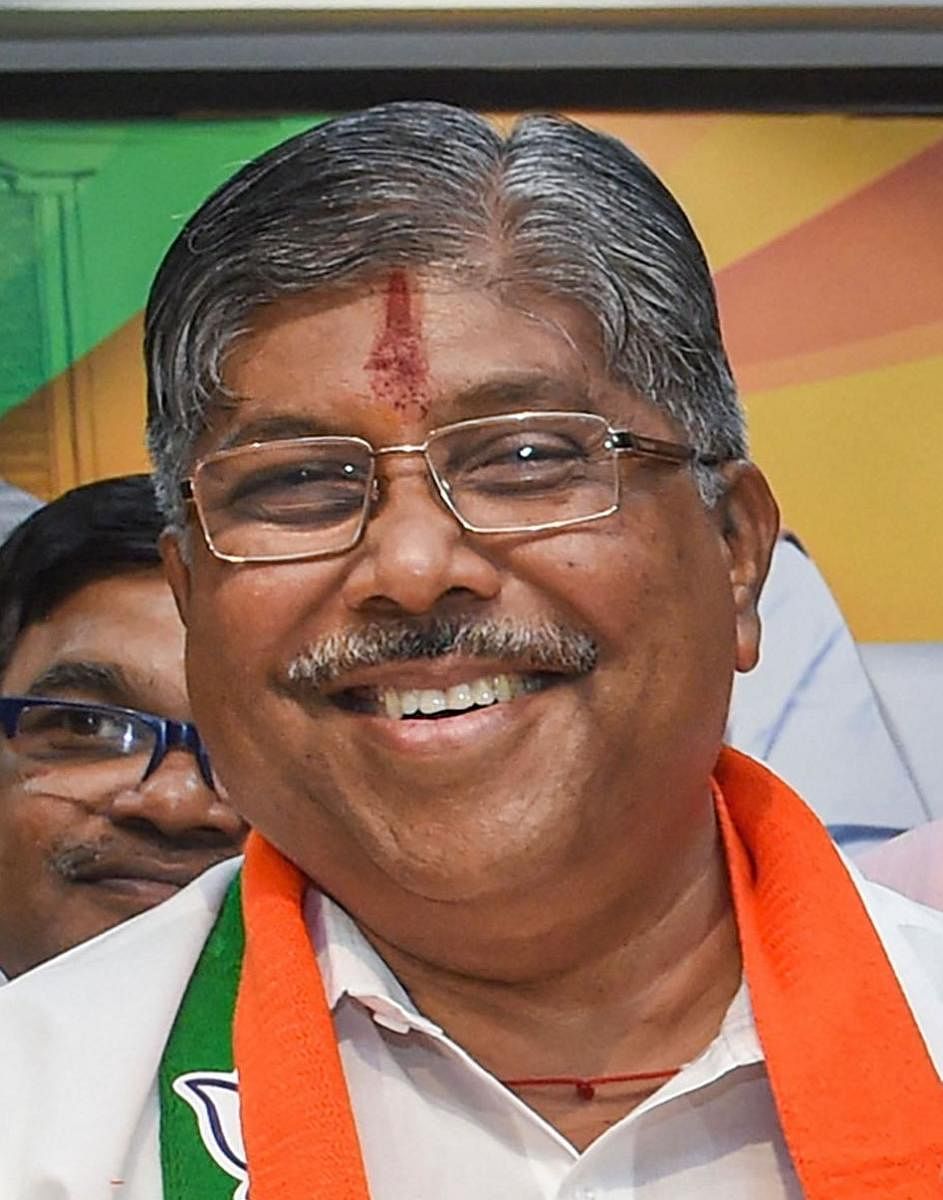 ಮಹಾರಾಷ್ಟ್ರ ಸಚಿವ ಪಾಟೀಲ್ ಮೇಲೆ ಮಸಿ ಎರಚಿದ ಪ್ರಕರಣ: 10 ಪೊಲೀಸರ ಅಮಾನತು