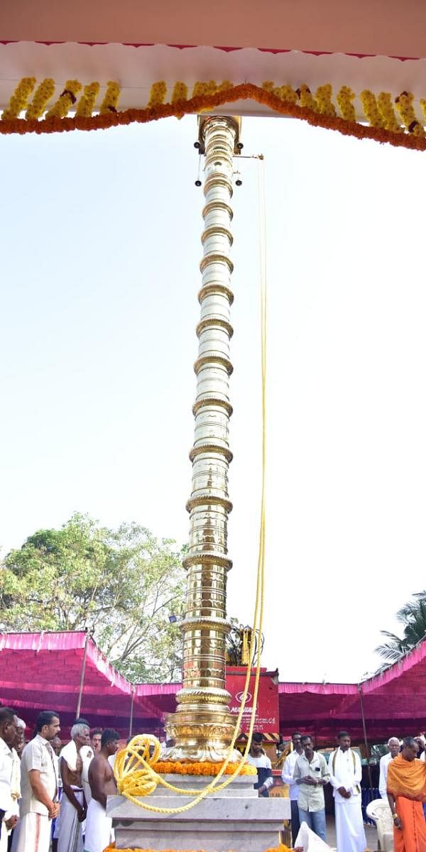 ಕೋಟೆ ಬಬ್ಬುಸ್ವಾಮಿ ದೈವಸ್ಥಾನ: ನೂತನ ಧ್ವಜಸ್ತಂಭದ ಪ್ರತಿಷ್ಠಾಪನೆ 