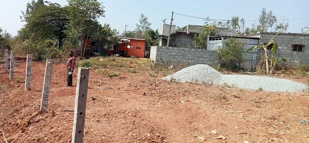 ಒಕ್ಕಲೆಬ್ಬಿಸುವ ಭಯ; ಚಿನ್ನಾಯಕನಹಳ್ಳಿಯಲ್ಲಿ ಆತಂಕ