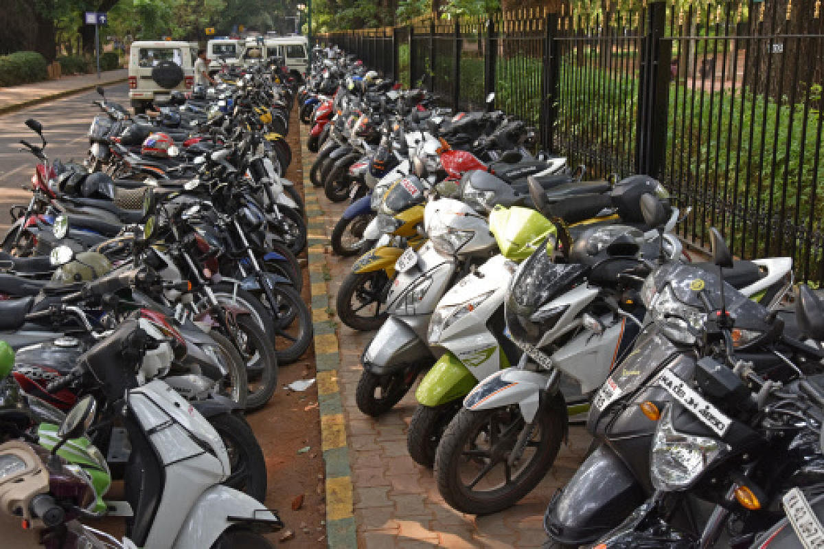 ಐಪಿಎಲ್ ಅಭ್ಯಾಸ ಪಂದ್ಯ: ವಾಹನ ನಿಲುಗಡೆ ನಿರ್ಬಂಧ