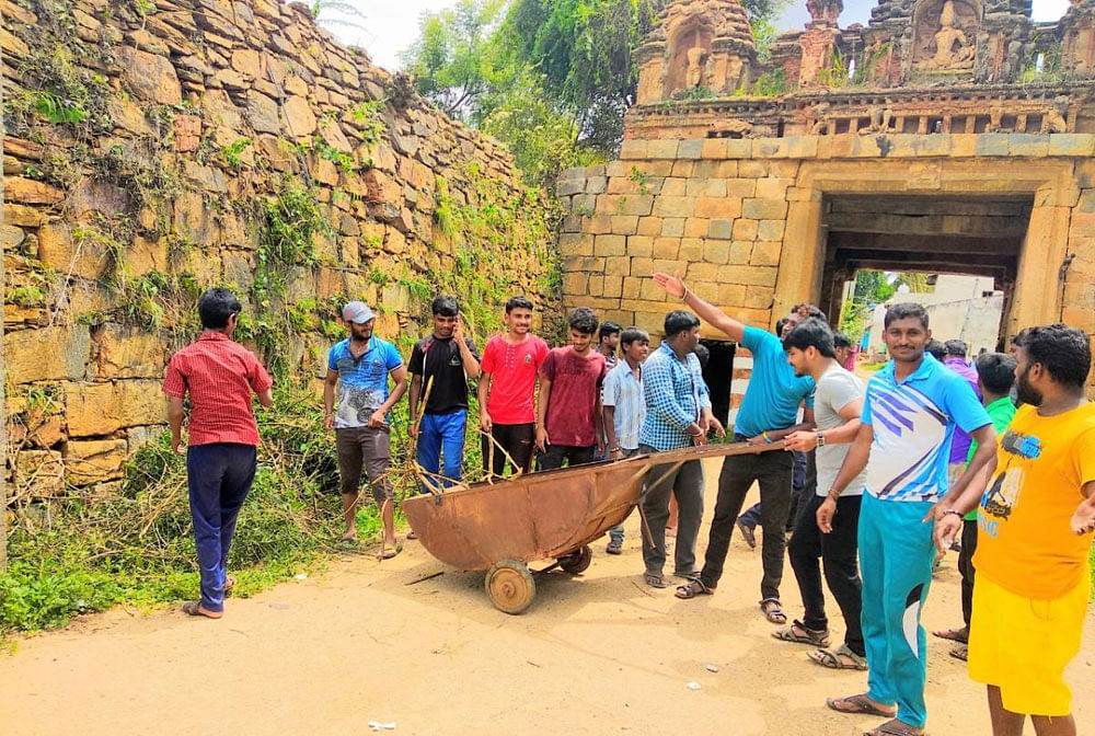 ಸ್ವಚ್ಛತೆಯಲ್ಲಿ ತೊಡಗಿರುವ ಹಾಗಲವಾಡಿ ಸ್ನೇಹಜೀವಿ ಯುವಕರು