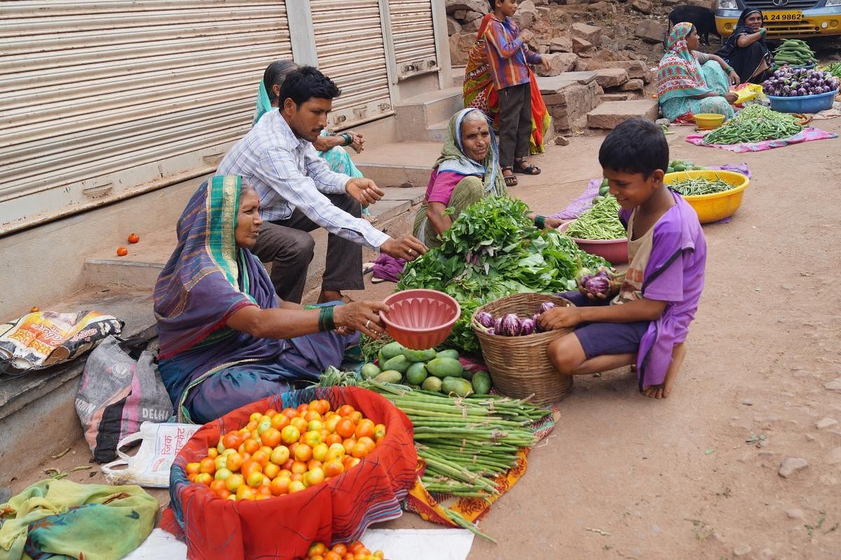 ಸಂತೆಯಲ್ಲಿ ತರಕಾರಿ ಮಾರುತ್ತಿರುವ ಅಜ್ಜಪ್ಪ