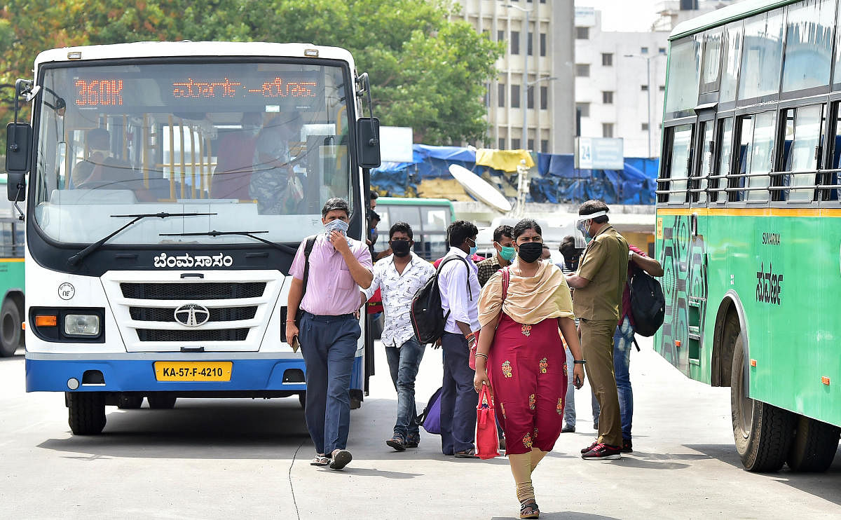 ಬೆಂಗಳೂರಿನ ಬಿಎಂಟಿಸಿ ಬಸ್ ನಿಲ್ದಾಣದಲ್ಲಿ ಮಂಗಳವಾರ ಪ್ರಯಾಣಿಕರ ಸಂಖ್ಯೆ ವಿರಳವಾಗಿತ್ತು