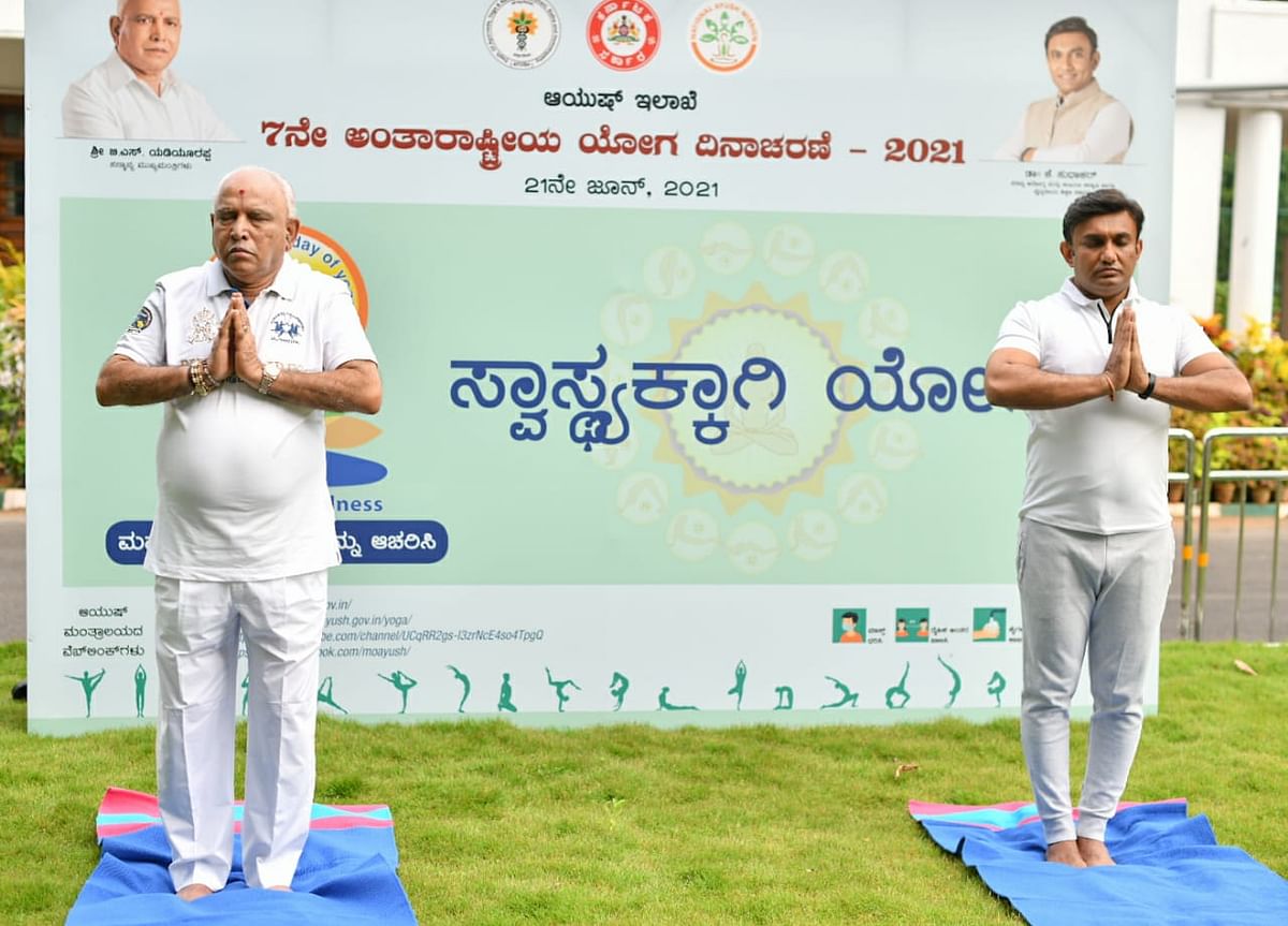 International Yoga Day: ಯೋಗ ದಿನಾಚರಣೆಯಲ್ಲಿ ಯಡಿಯೂರಪ್ಪ, ಡಾ. ಸುಧಾಕರ್