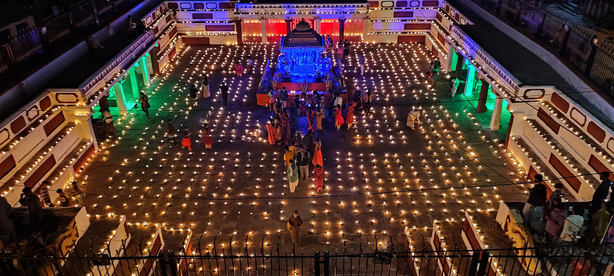 ದೀಪೋತ್ಸವದಲ್ಲಿ ಪಾಲ್ಗೊಂಡ ಭಕ್ತರು