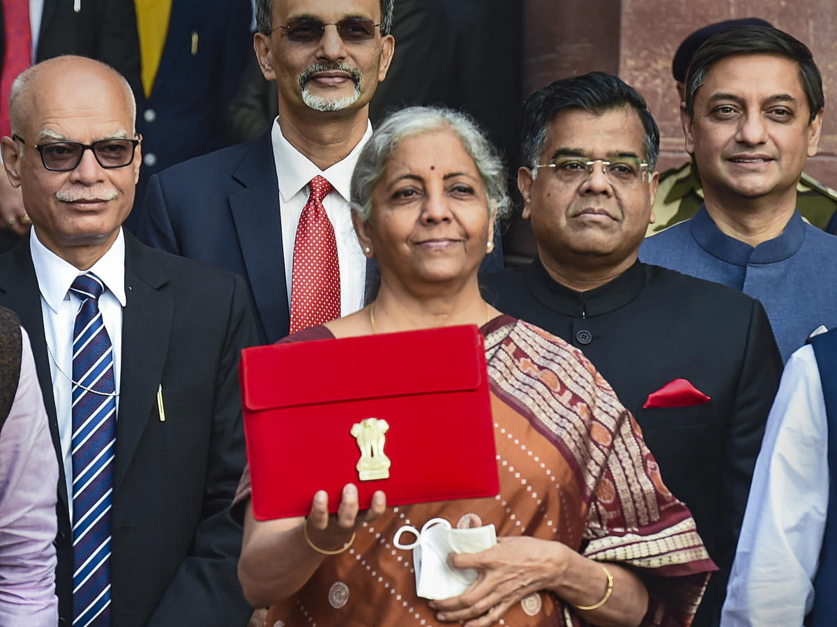 ಕೇಂದ್ರ ಹಣಕಾಸು ಸಚಿವೆ ನಿರ್ಮಲಾ ಸೀತಾರಾಮನ್ ಅವರು ಸಂಸತ್ ಭವನದ ನಾರ್ತ್ ಬ್ಲಾಕ್‌ನ ಹೊರಗೆ ಬಜೆಟ್ 2022-23 ಅನ್ನು ಒಳಗೊಂಡ ಪ್ರತಿಯನ್ನು ಪ್ರದರ್ಶಿಸಿದರು