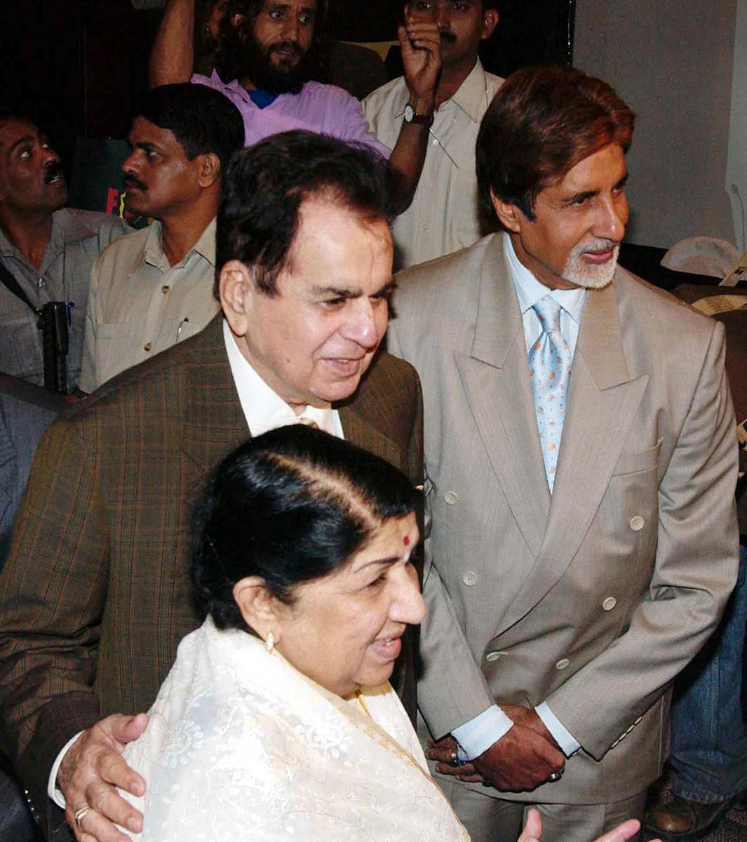 2005ರ ಜನವರಿ 27ರಂದು ಮುಂಬೈನಲ್ಲಿ ನಡೆದ ಫಿಲ್ಮ್‌ಫೇರ್ ಕಾರ್ಯಕ್ರಮದಲ್ಲಿ ಬಾಲಿವುಡ್ ಹಿರಿಯ ನಟರಾದ ದಿಲೀಪ್ ಕುಮಾರ್, ಅಮಿತಾಬ್ ಬಚ್ಚನ್ ಅವರೊಂದಿಗೆ ಲತಾ ಮಂಗೇಶ್ಕರ್‌