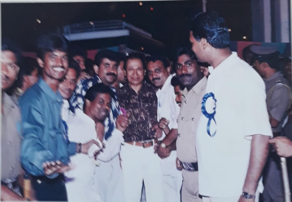 ರಾಮನಗರದಲ್ಲಿ 28 ವರ್ಷಗಳ ಹಿಂದೆ ನಡೆದ ರಸಮಂಜರಿ ಕಾರ್ಯಕ್ರಮದಲ್ಲಿ ಭಾಗವಹಿಸಿದ್ದ ಡಾ.ರಾಜ್‌ಕುಮಾರ್ ಅವರೊಂದಿಗೆ ಅವರ ಅಭಿಮಾನಿಗಳು ತೆಗೆಸಿಕೊಂಡಿರುವ ಚಿತ್ರ