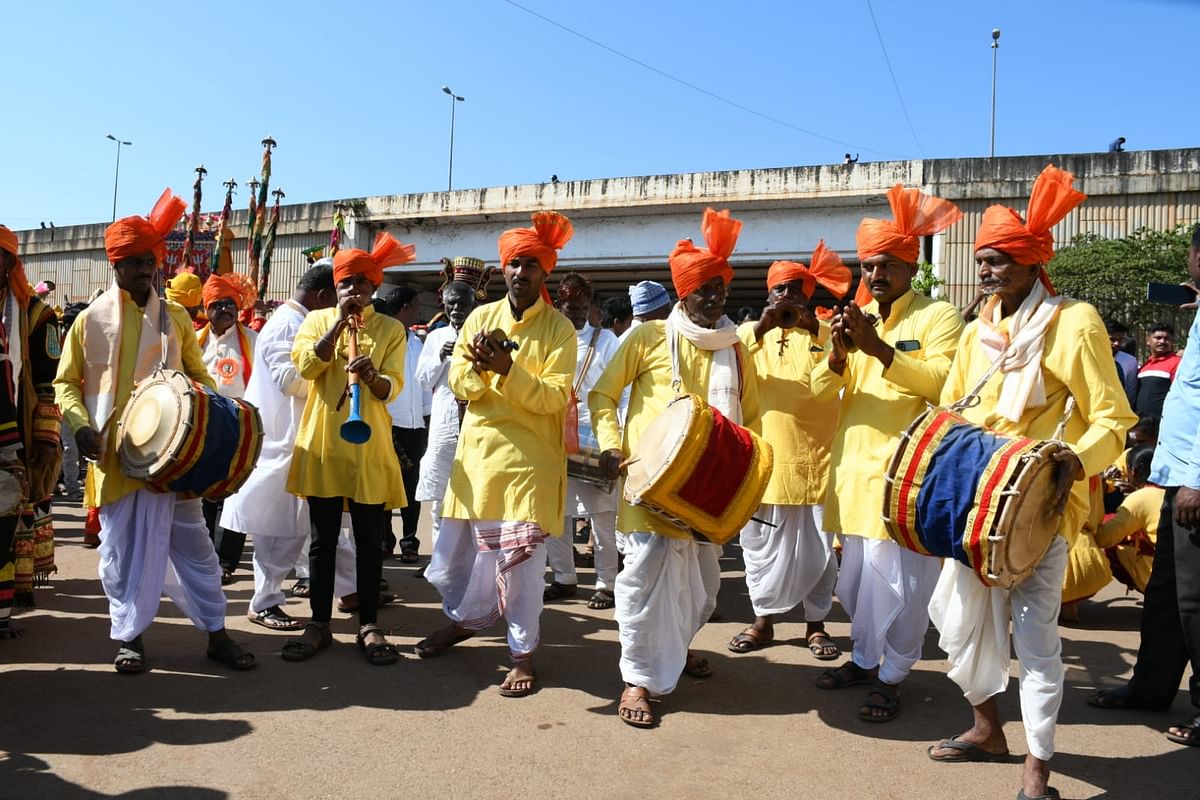 ಕಿತ್ತೂರು ಉತ್ಸವದಲ್ಲಿ ಕಲಾತಂಡಗಳ ನೃತ್ಯ