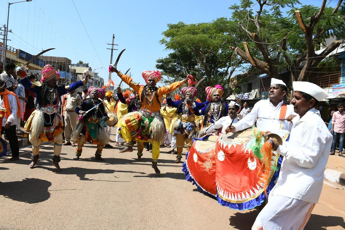 ಕಿತ್ತೂರು ಉತ್ಸವದಲ್ಲಿ ಕಲಾತಂಡಗಳ ನೃತ್ಯ