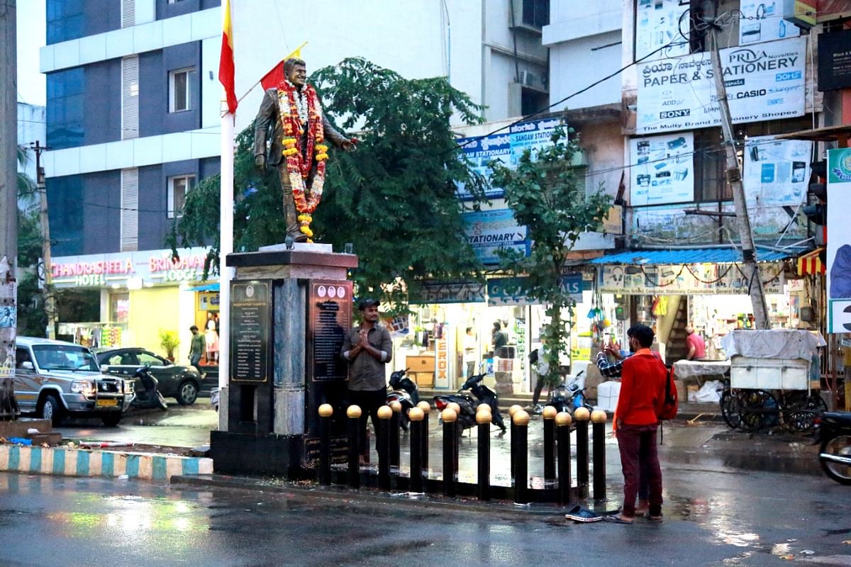 ಮಳೆಯಿಂದಾಗಿ ರಸ್ತೆಗಳಲ್ಲಿ ಜನರ ಸಂಚಾರ ವಿರಳವಾಗಿತ್ತು.