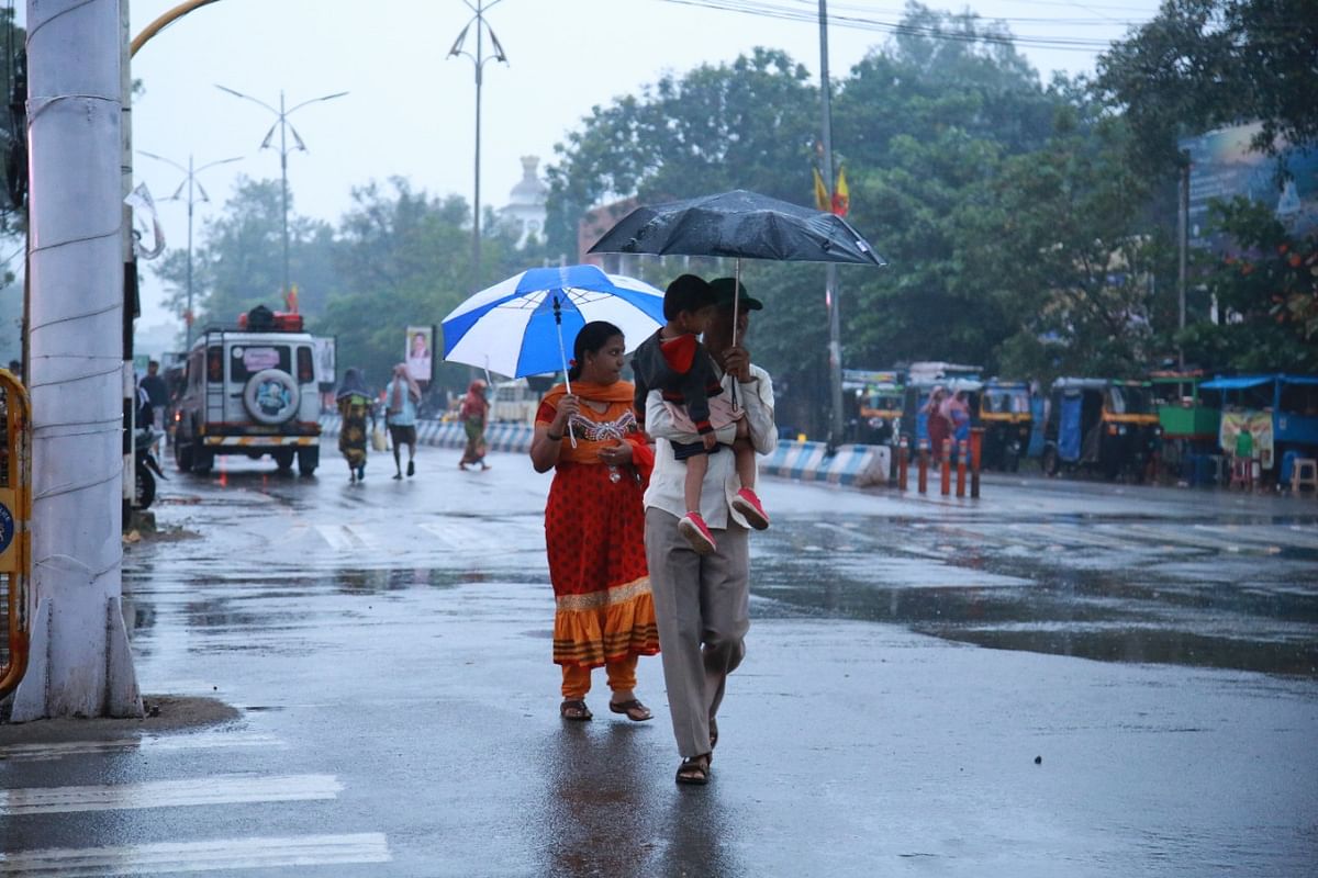 ಮಾಂಡೂಸ್‌  ಚಂಡಮಾರುತದ ಪರಿಣಾಮವಾಗಿ ಡಿ. 13ರ ವರೆಗೆ ಮಳೆಯಾಗುವ ಸಾಧ್ಯತೆಗಳಿವೆ ಎಂದು ಹವಾಮಾನ ಇಲಾಖೆ ಹೇಳಿದೆ.