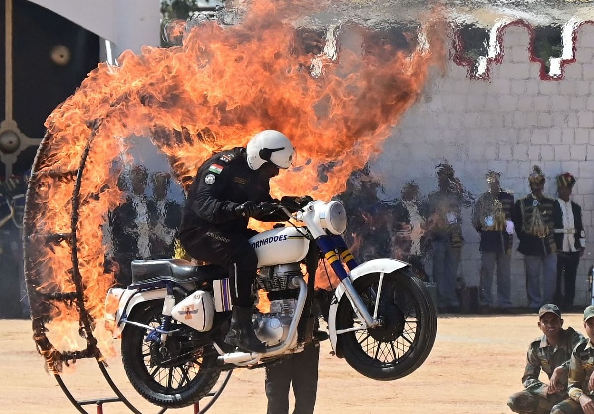 ಬೆಂಗಳೂರಿನ ಫೀಲ್ಡ್ ಮಾರ್ಷಲ್ ಮಾಣೆಕ್ ಷಾ ಪರೇಡ್ ಮೈದಾನದಲ್ಲಿ ಗಣರಾಜ್ಯೋತ್ಸವದ ಅಂಗವಾಗಿ ಮೋಟಾರ್‌ಸೈಕಲ್ ಕಸರತ್ತು ನಡೆಯಿತು. ಪ್ರಜಾವಾಣಿ ಚಿತ್ರ/ ಪ್ರಶಾಂತ್ ಎಚ್.ಜಿ.