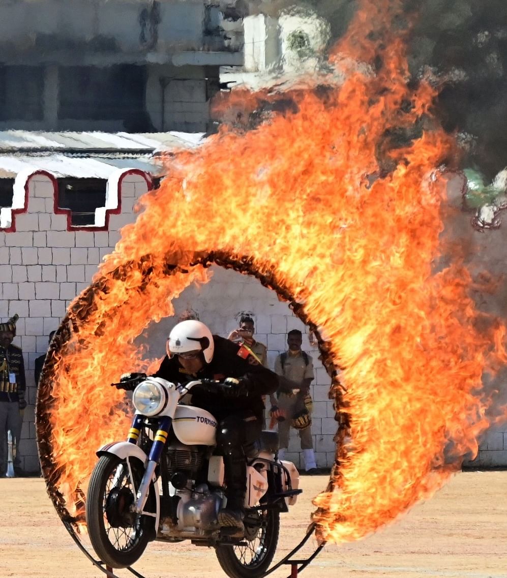 ಬೆಂಗಳೂರಿನ ಫೀಲ್ಡ್ ಮಾರ್ಷಲ್ ಮಾಣೆಕ್ ಷಾ ಪರೇಡ್ ಮೈದಾನದಲ್ಲಿ ಗಣರಾಜ್ಯೋತ್ಸವದ ಅಂಗವಾಗಿ ಮೋಟಾರ್‌ಸೈಕಲ್ ಕಸರತ್ತು ನಡೆಯಿತು. ಪ್ರಜಾವಾಣಿ ಚಿತ್ರ/ ಪ್ರಶಾಂತ್ ಎಚ್.ಜಿ.