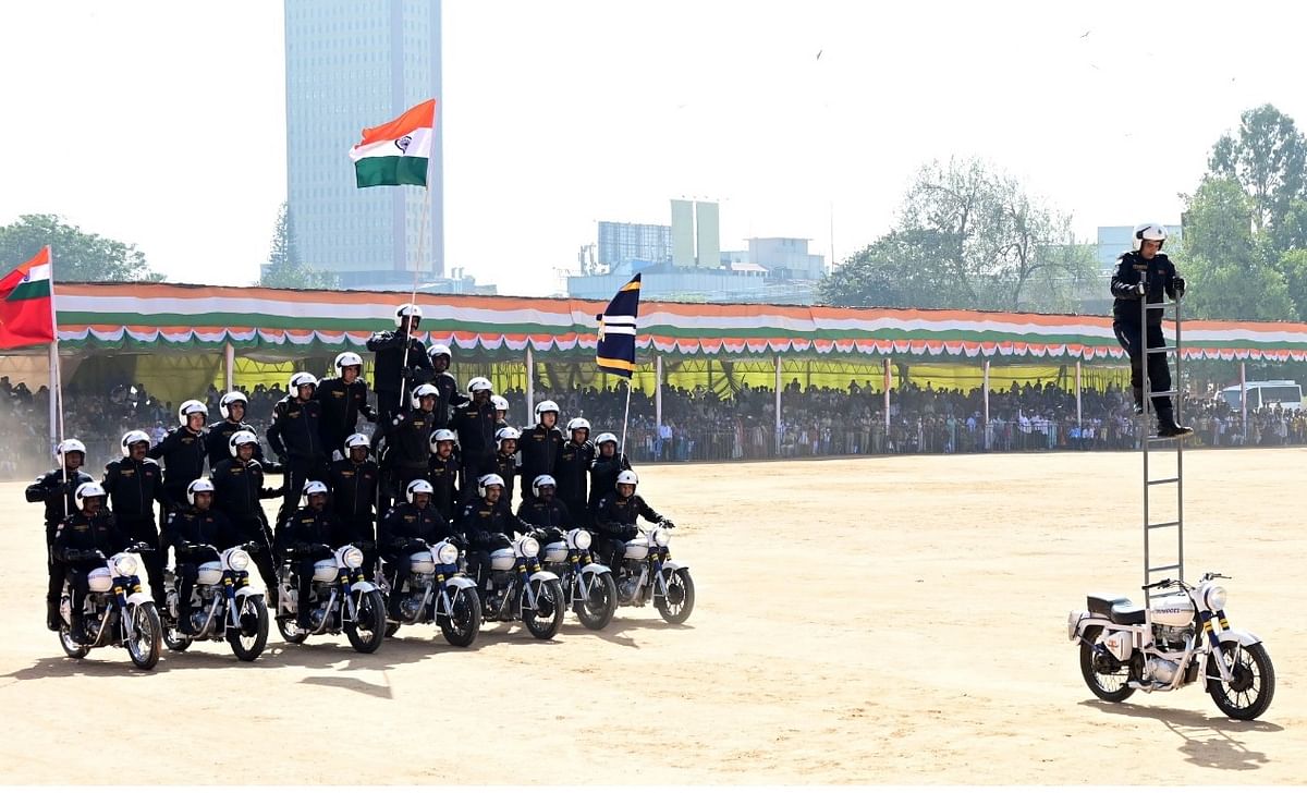 ಬೆಂಗಳೂರಿನ ಫೀಲ್ಡ್ ಮಾರ್ಷಲ್ ಮಾಣೆಕ್ ಷಾ ಪರೇಡ್ ಮೈದಾನದಲ್ಲಿ ಗಣರಾಜ್ಯೋತ್ಸವದ ಅಂಗವಾಗಿ ಮೋಟಾರ್‌ಸೈಕಲ್ ಕಸರತ್ತು ನಡೆಯಿತು. ಪ್ರಜಾವಾಣಿ ಚಿತ್ರ/ ಪ್ರಶಾಂತ್ ಎಚ್.ಜಿ.