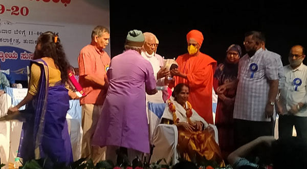 ಜೀವನದ ಸಾಧನೆಗಾಗಿ 2019-20ನೇ ಸಾಲಿನ ರಂಗಗೌರವ ಪ್ರಶಸ್ತಿಯನ್ನು ಜಿ.ವಿ‌.ಶಾರದ ಅವರಿಗೆ ಪ್ರದಾನ‌ ಮಾಡಲಾಯಿತು