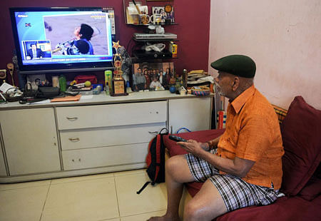 ಸಚಿನ್ ತೆಂಡೂಲ್ಕರ್ ಅವರು ಆಡುತ್ತಿರುವ ಪಂದ್ಯವೊಂದನ್ನು ಅವರ ಬಾಲ್ಯದ ಕೋಚ್ ರಮಾಕಾಂತ್ ಆಚ್ರೆಕರ್‌ಟಿವಿಯಲ್ಲಿ ವೀಕ್ಷಿಸುತ್ತಿರುವುದು –ಎಎಫ್‌ಪಿ ಸಂಗ್ರಹ ಚಿತ್ರ