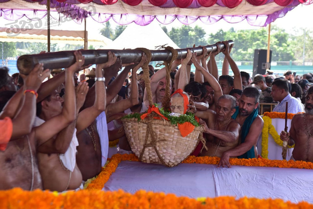 ಅಜ್ಜರಕಾಡು ಮೈದಾನಕ್ಕೆ ಬಂದ ಶ್ರೀಗಳ ಪಾರ್ಥಿವ ಶರೀರ