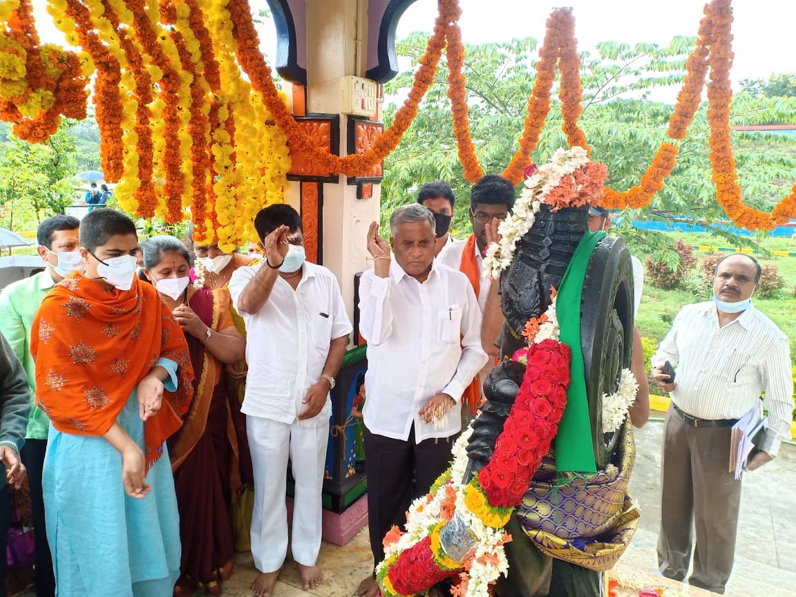 ತುಂಬಿದ ಹಾರಂಗಿಗೆ ಬಾಗಿನ ಅರ್ಪಣೆ: ಸಚಿವ‌ ವಿ.ಸೋಮಣ್ಣ ನೇತೃತ್ವದಲ್ಲಿ ಪೂಜೆ