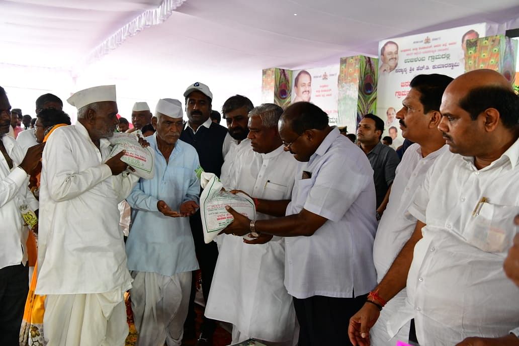<em><strong>ಫಲಾನುಭವಿಗಳಿಗೆ ಸವಲತ್ತು ವಿತರಣೆ</strong></em>
