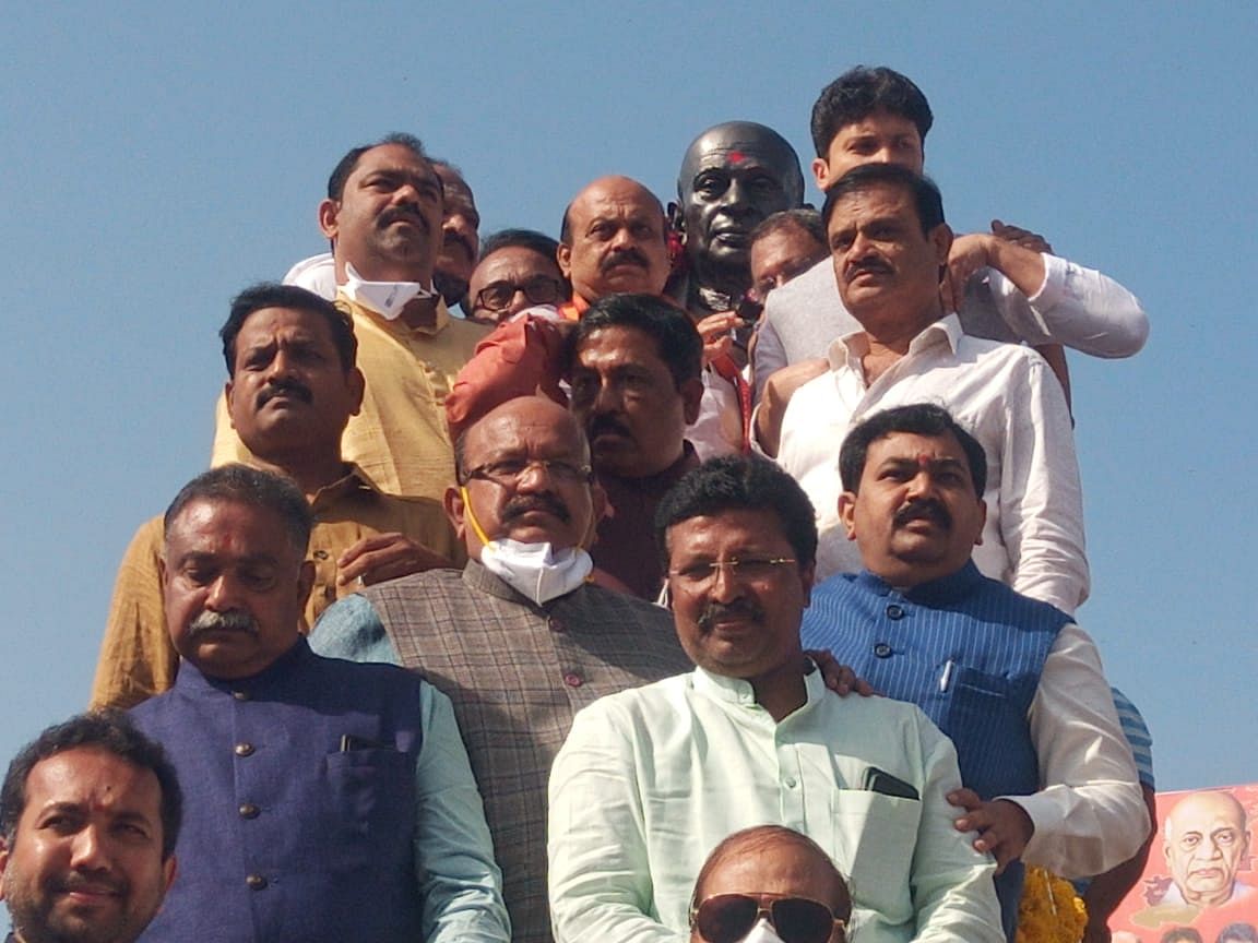 <strong>ಕಲಬುರ್ಗಿಯಲ್ಲಿ ಸರ್ದಾರ್‌ ವಲ್ಲಭಭಾಯಿ ಪಟೇಲ್‌ ಪ್ರತಿಮೆಗೆ ಮಾಲಾರ್ಪಣೆ ಮಾಡಿದ ನಂತರ ಮುಖ್ಯಮಂತ್ರಿ ಬಸವರಾಜ ಬೊಮ್ಮಾಯಿ ಜನರಿಗೆ ನಮಸ್ಕರಿಸಿದರು.</strong>