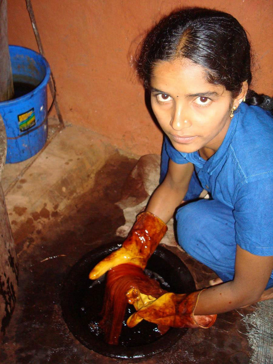 ನೂಲಿಗೆ ನೈಸರ್ಗಿಕ ಬಣ್ಣ ಹಚ್ಚುತ್ತಿರುವುದು