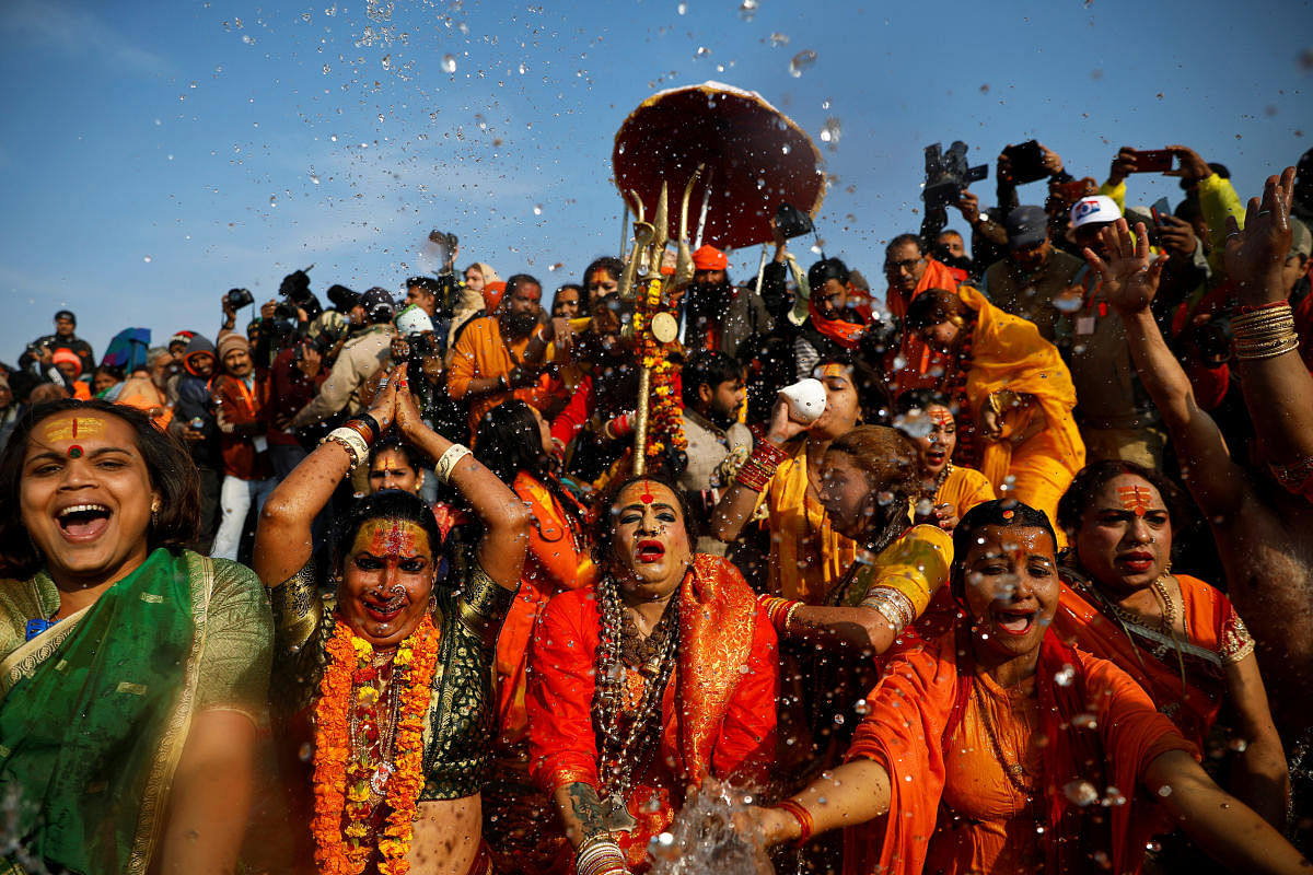 ಕಿನ್ನರ ಸಾಧ್ವಿಯರಿಂದ ಪವಿತ್ರ ಸ್ನಾನ