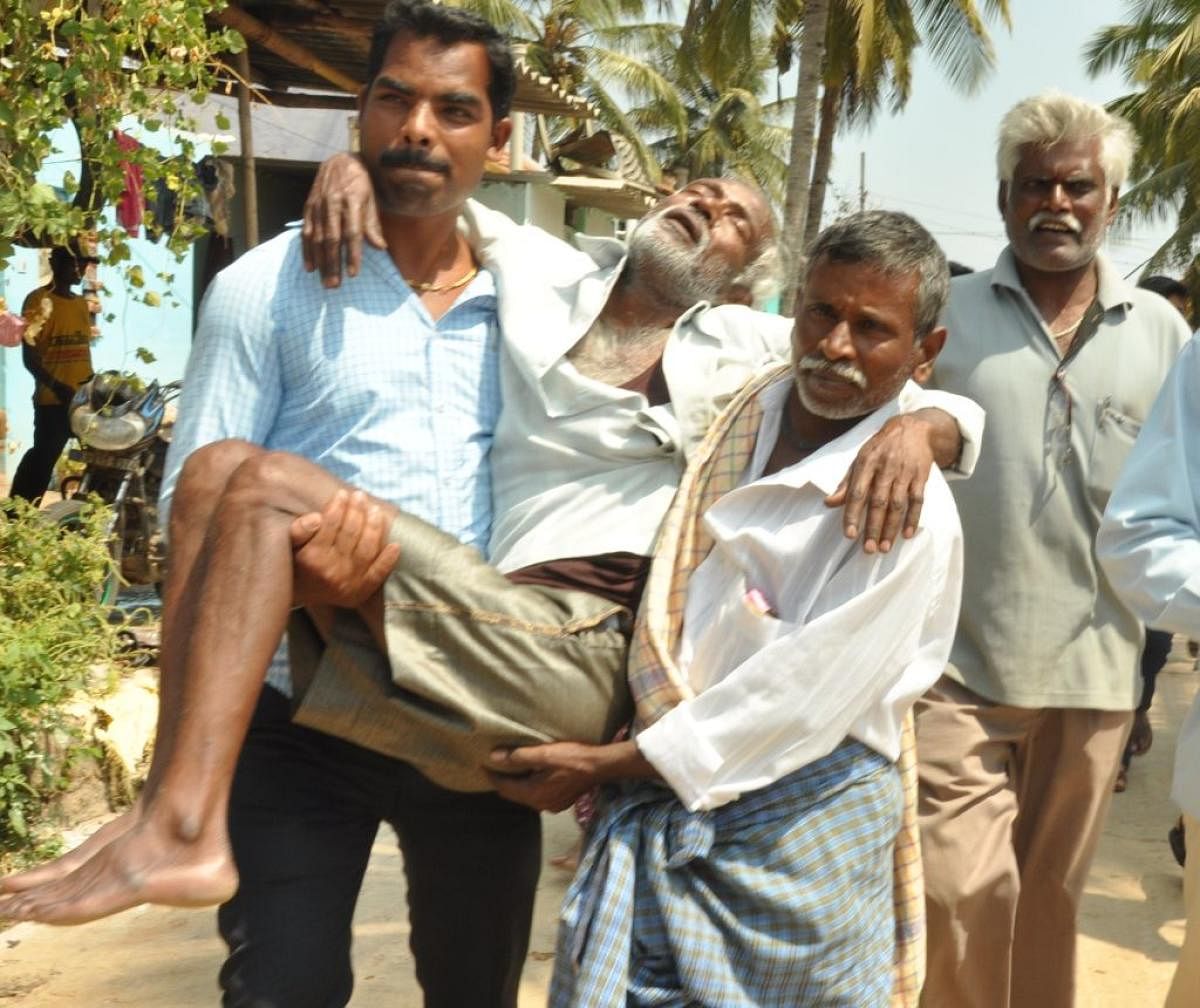 ಗುರು ತಂದೆ ಹೊನ್ನಯ್ಯ ಅಸ್ವಸ್ಥರಾದ ಕಾರಣ ಆಸ್ಪತ್ರೆಗೆ ದಾಖಲು ಮಾಡಲಾಯಿತು