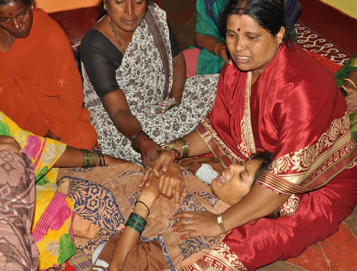 ಗುರು ಪತ್ನಿ ಕಲಾವತಿ ಅವರನ್ನು ಸಂತೈಸುತ್ತಿರುವುದು