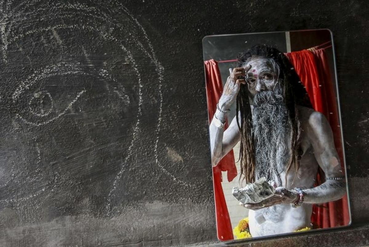 ಪ್ರಸಾಧನದ ಈ ಪರಿ... ಕುಂಭಮೇಳಕ್ಕೆ ಬೂದಿ ಬಳಿದುಕೊಂಡು ಸನ್ನದ್ಧವಾಗುತ್ತಿರುವ ನಾಗಾ ಸಾಧು (Photo: REUTERS/Danish Siddiqui)