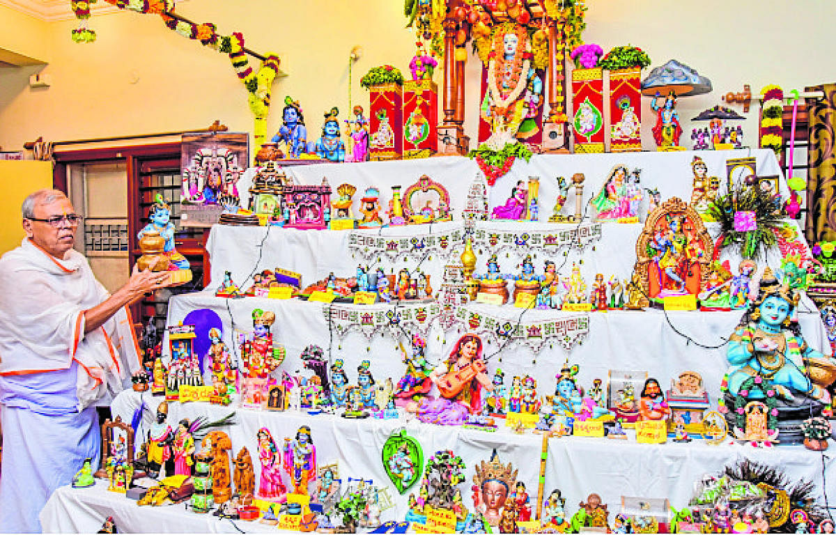 ಸಹಕಾರ ನಗರದಲ್ಲಿ ತಿರುಮಲಾಚಾರ್ ಅವರು ಭಾನುವಾರ ತಮ್ಮ ನಿವಾಸದಲ್ಲಿ ಕೃಷ್ಣನ 2 ಸಾವಿರ ವಿಗ್ರಹಗಳನ್ನು ಅಲಂಕರಿಸಿ ಆರಾಧಿಸಿದರು